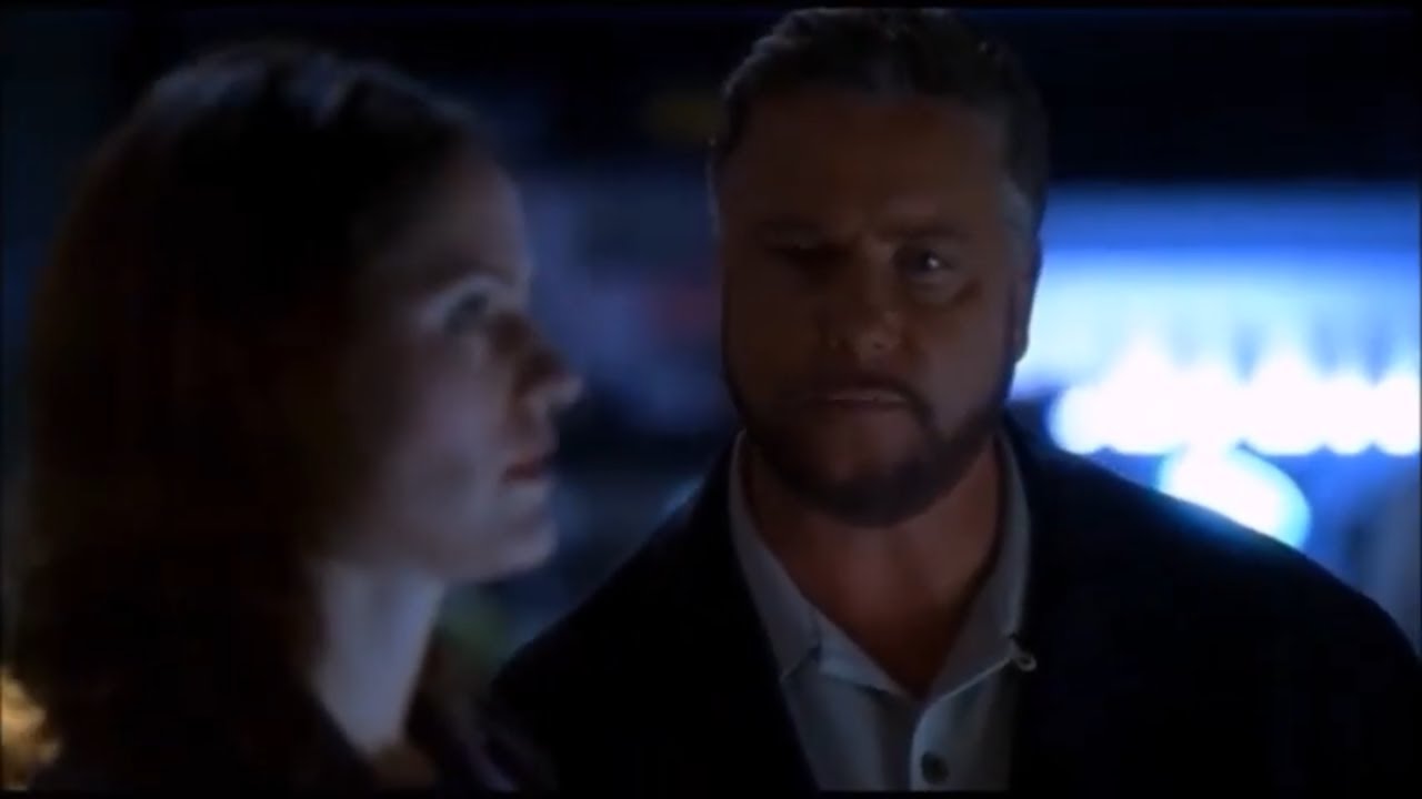 CSI 4x23 Grissom finalmente capisce il motivo del malessere di Sara, scopre che lei è alcolizzata.