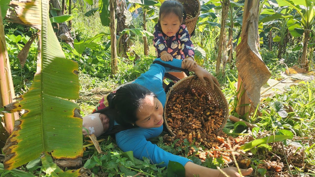 settling down with her daughter after her husband left her