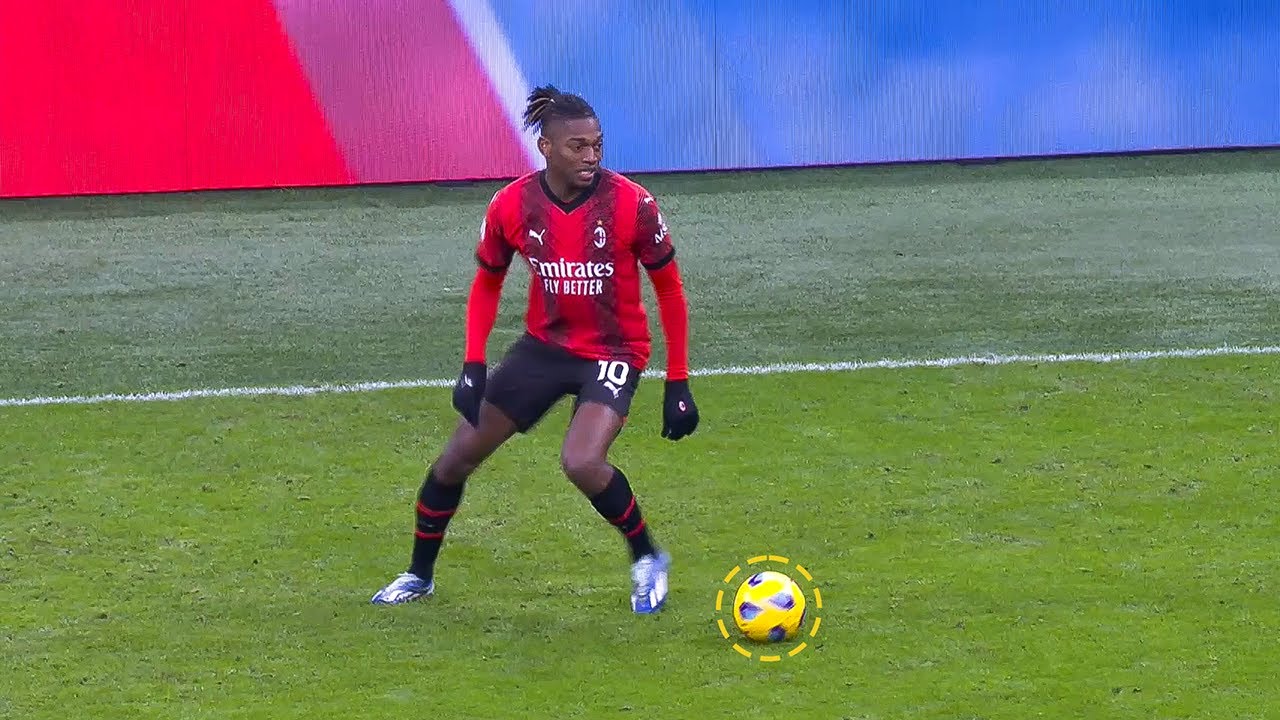 Rafael Leão Making Defenders Look Stupid
