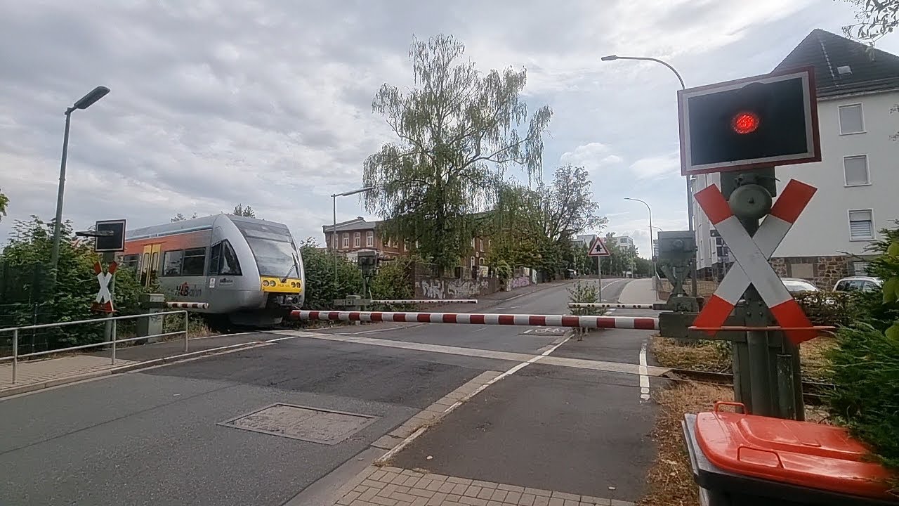Blinklicht B&Uuml; mit Halbschranke in Gie&szlig;en Erdkauter Weg