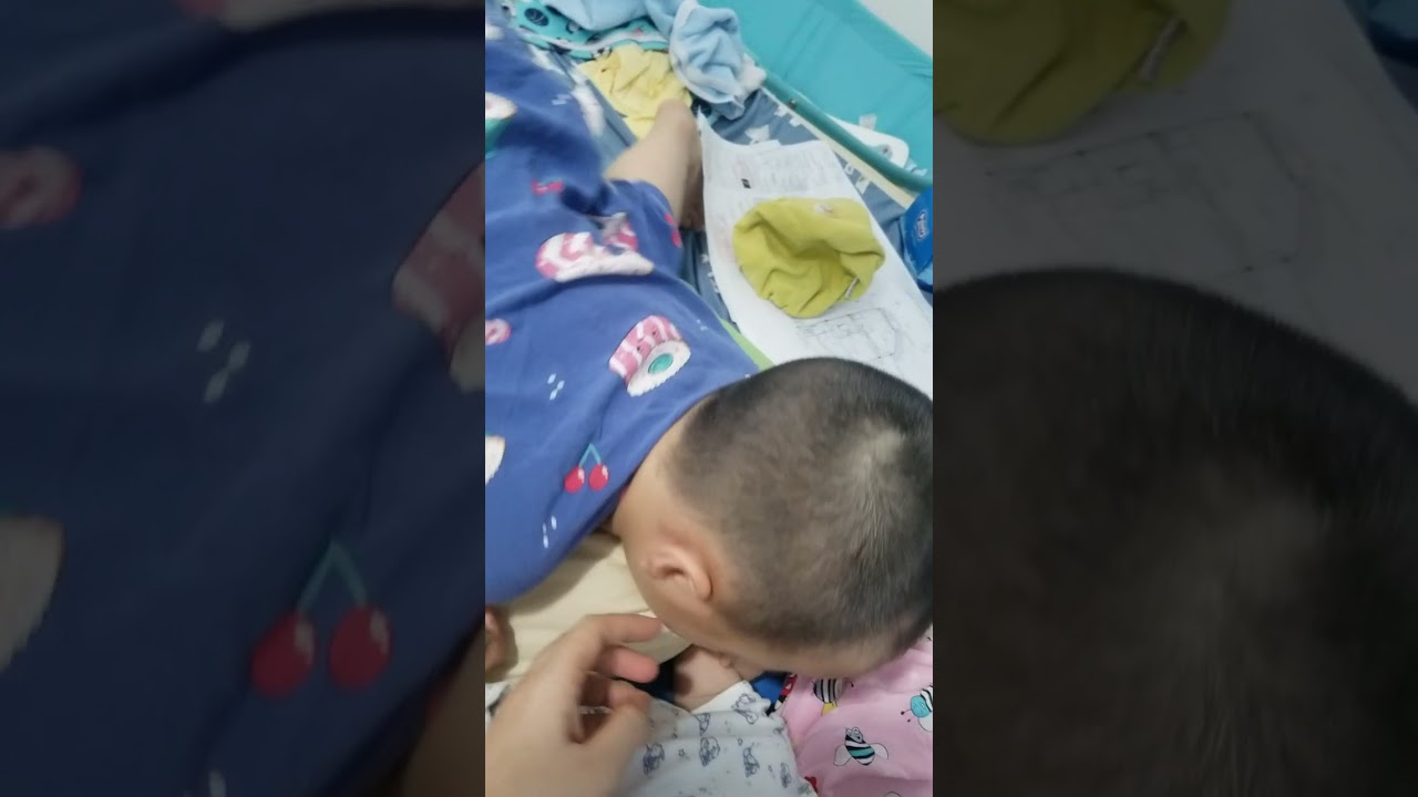 Nicky 36m+ Anh 2 được 36m21d nick bôi thuốc muỗi chích cho Mint 4m6d
