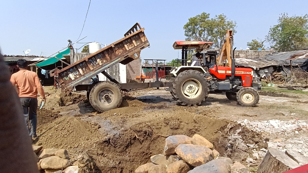 जेसीबी से मकान की नींव का गढ़ा किया