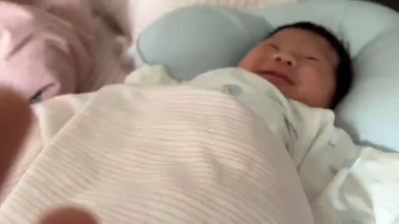 宝宝满月了，睁眼就冲云姐甜笑