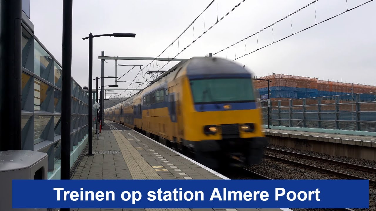 Treinen op station Almere Poort - 28 november 2020