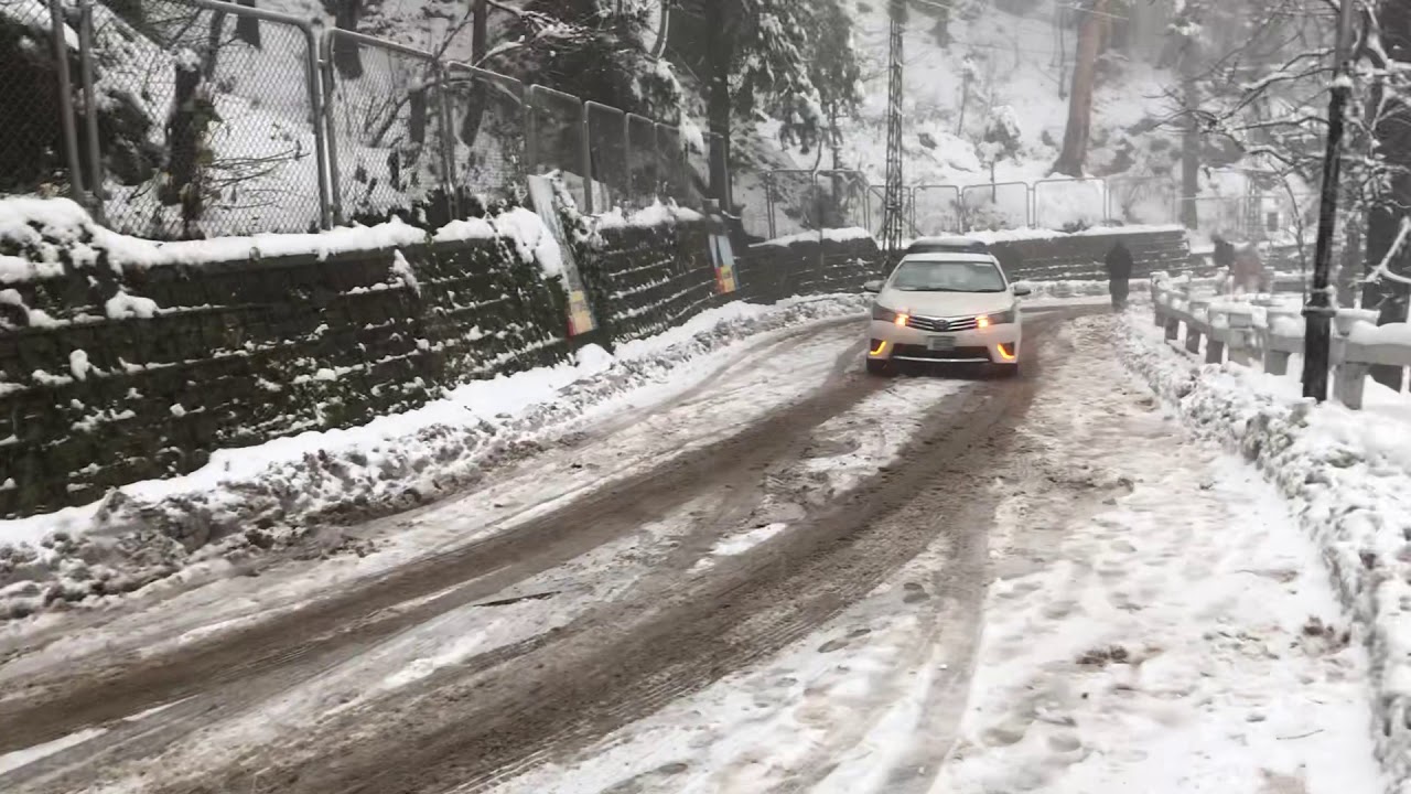Murree snowfall with slippery roads and slippery cars || iEngineer Ali || Live Snowfall in Murree ||