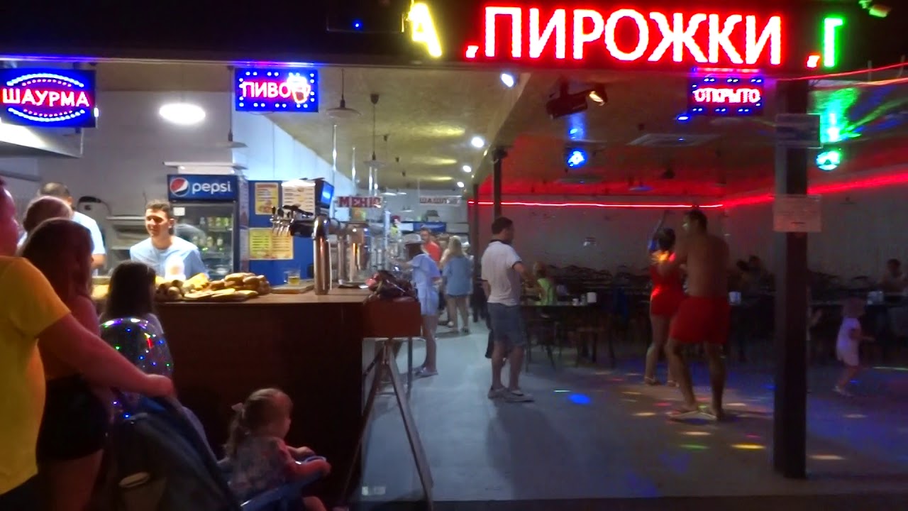 Начало улицы Победы - торговые павильоны, отели, столовая 