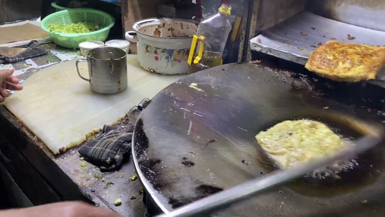 Martabak Abu Bakar,  Kuliner legend di wiyung Surabaya.