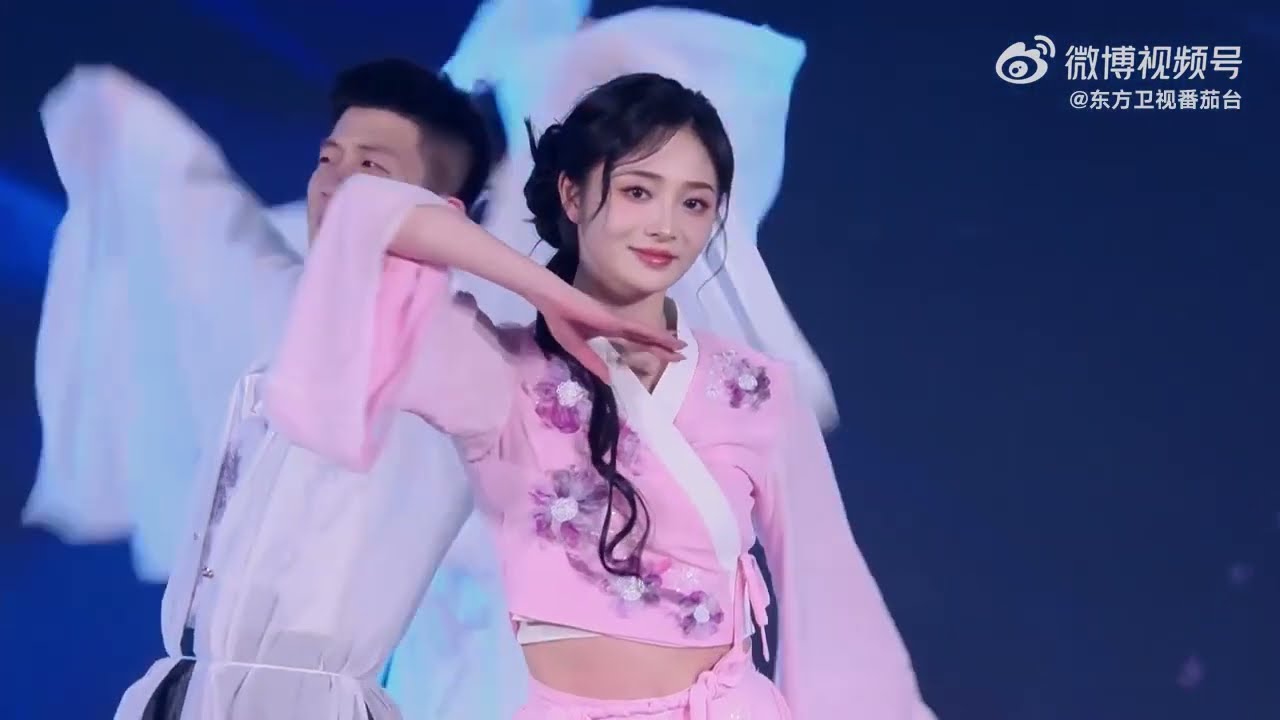 #罗一舟 以军艺舞姿为墨，挥洒山河气韵，#周洁琼 指尖拨动千年琵琶语，#颜安 以翩若惊鸿之姿，演绎传统与现代的交融，如诗如画的演绎让国风焕发青春活力！ #2025电视剧品质盛典 CLIP