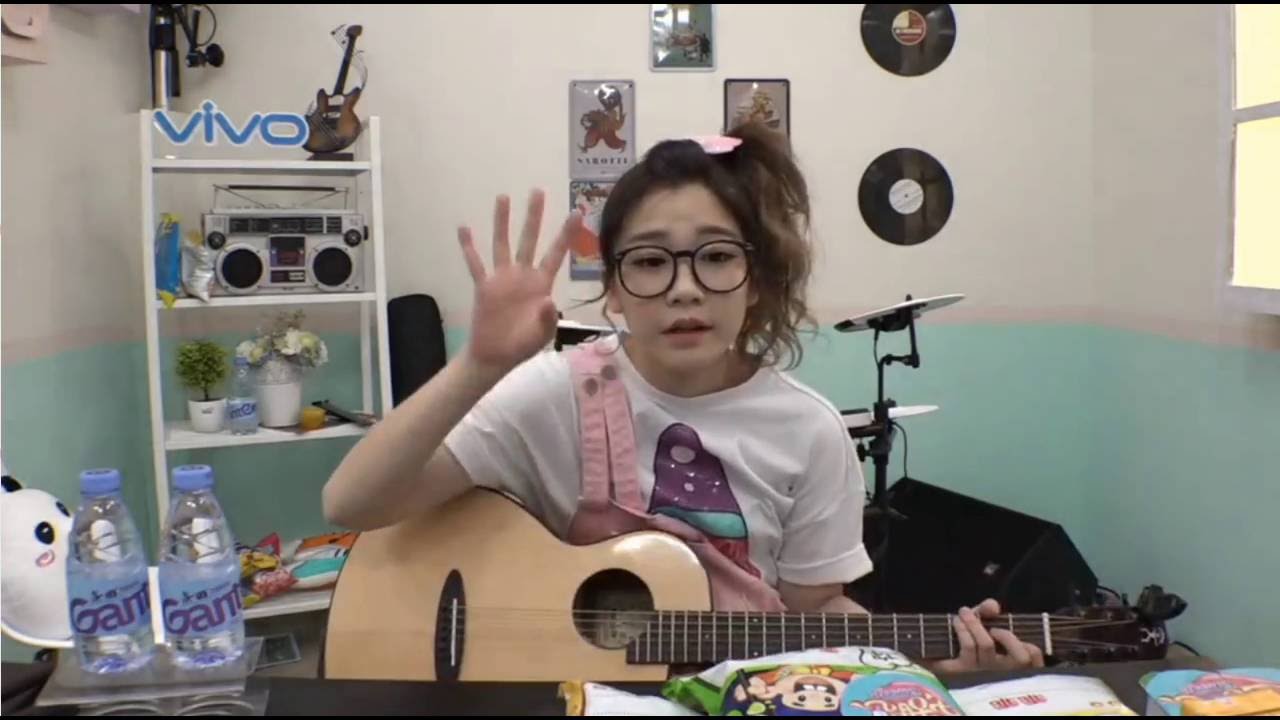 羅小白 S.White 17/7/2016 - 可惜沒如果 & 记得 (林俊傑) 弹吉他而唱歌 在 夏日甜心