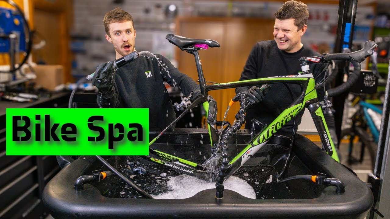 How a professional mechanic cleans bikes, fast 💨