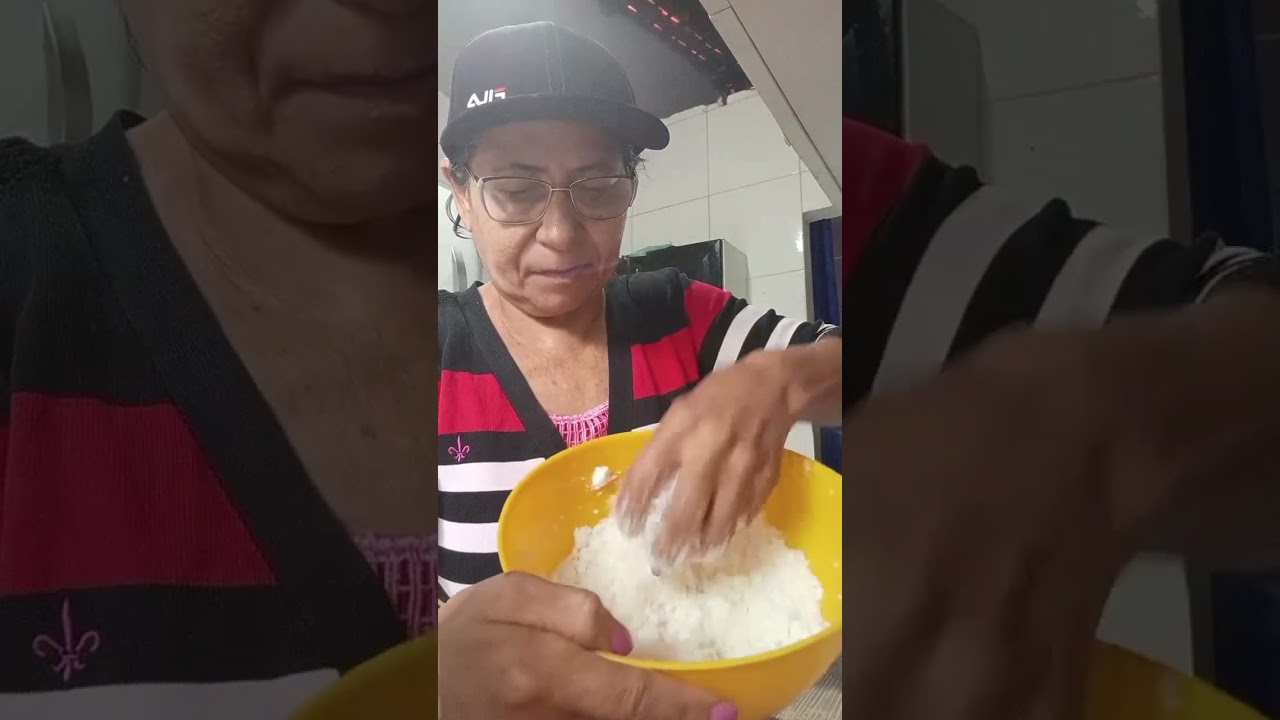 Fazendo cuscuz branco