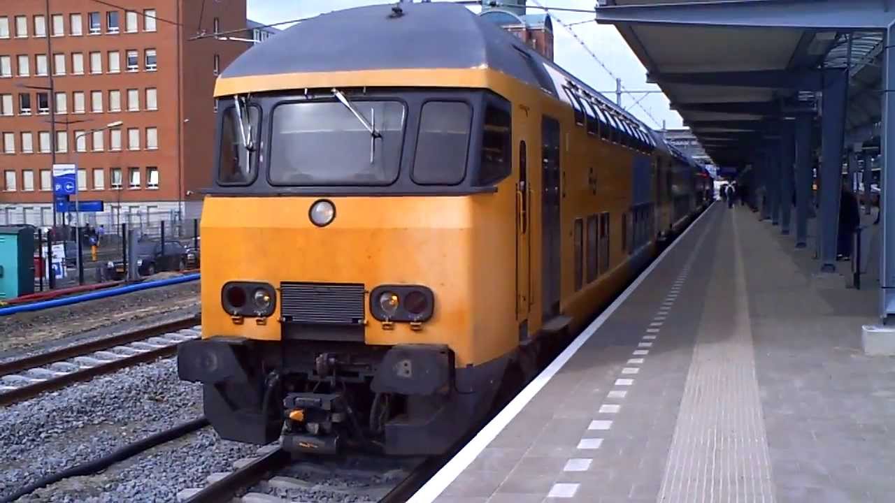 NS E-Loc 1713+DDAR 7477 vertrekt uit station 's-Hertogenbosch.
