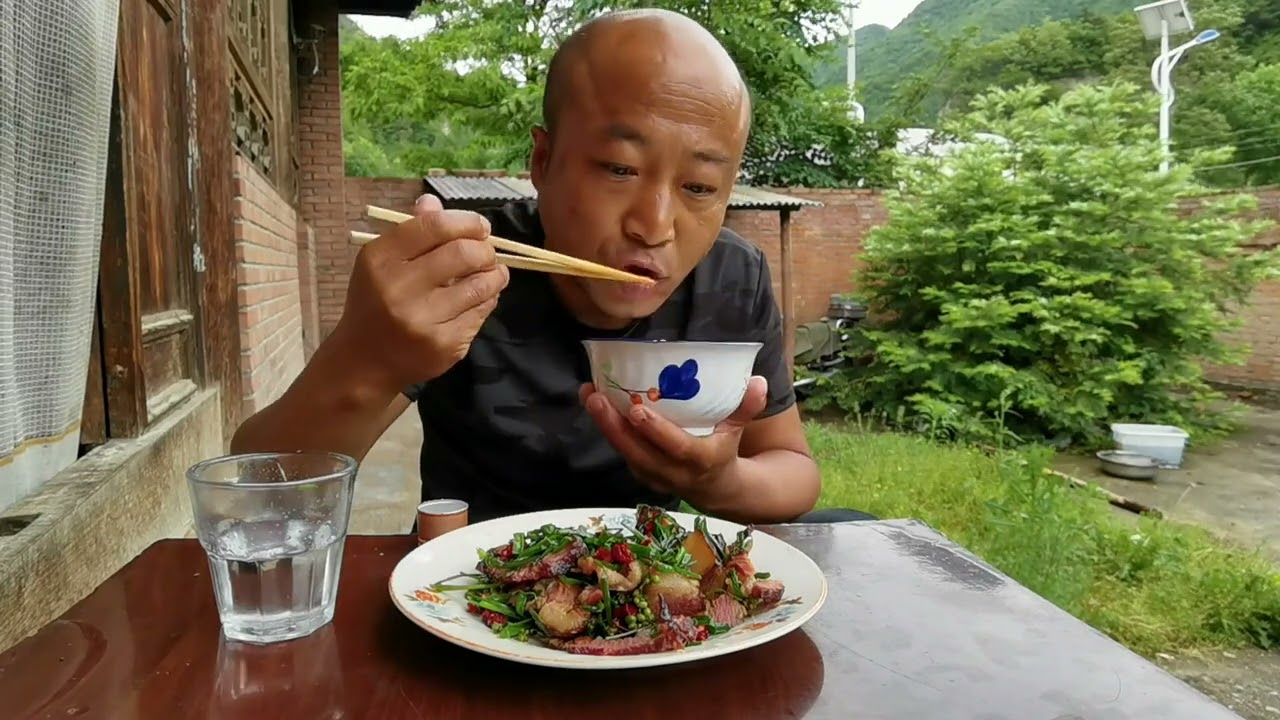 这一顿炒点腊肉吃米饭，白酒用大杯喝，吃喝的一个香 #乡村味道