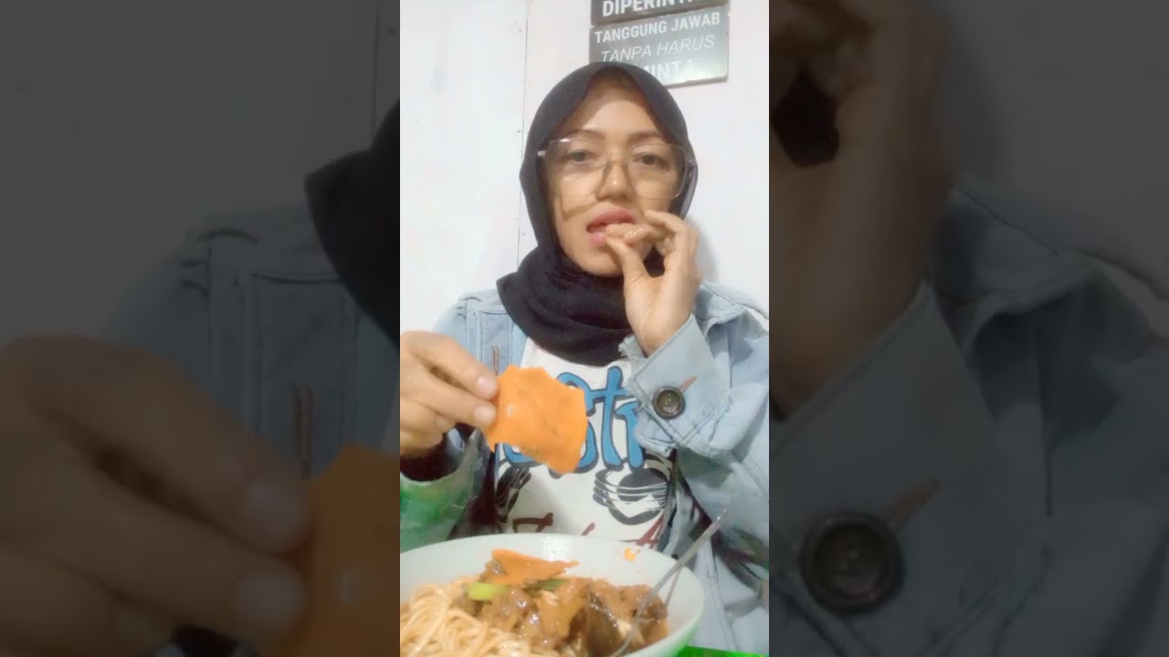 ngak selera makan malam ini, akhirnya pergi sendiri aja  cari makanan favorit mie ayam 