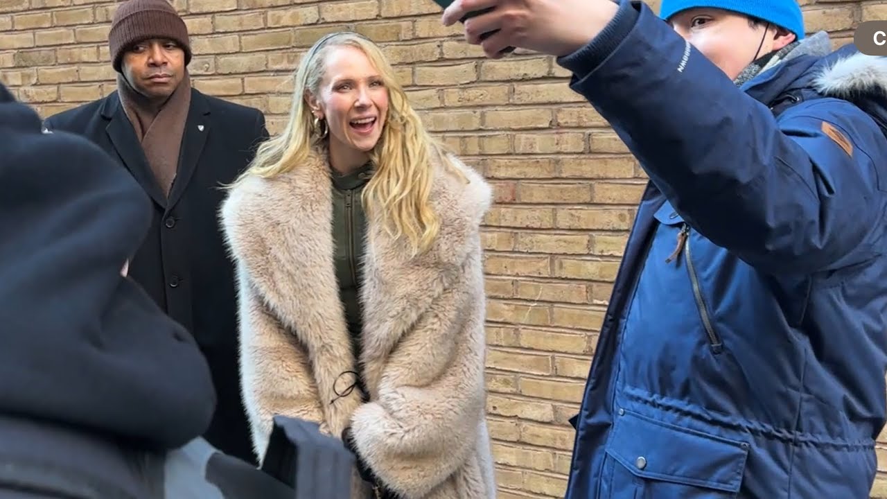 Juno Temple takes all the time to stop for autographs and pictures with fans! #junotemple #fargo