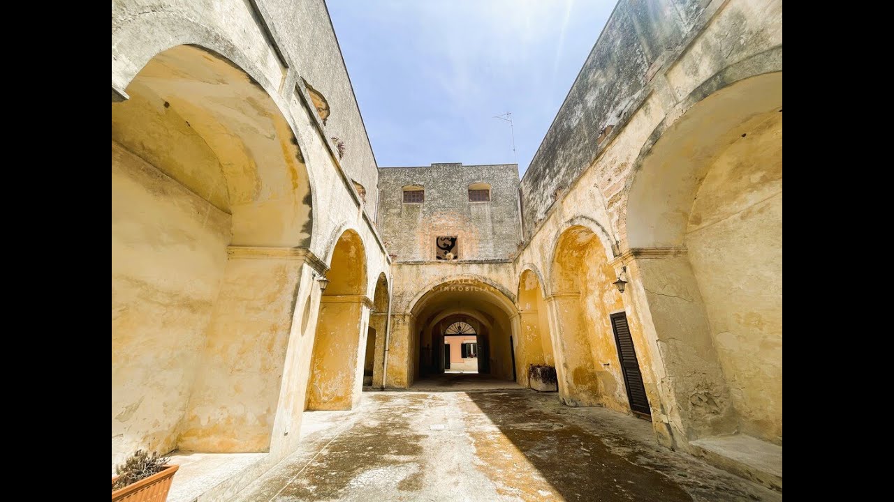 Palazzo di inizio '800 con giardino ad Ugento (LE)