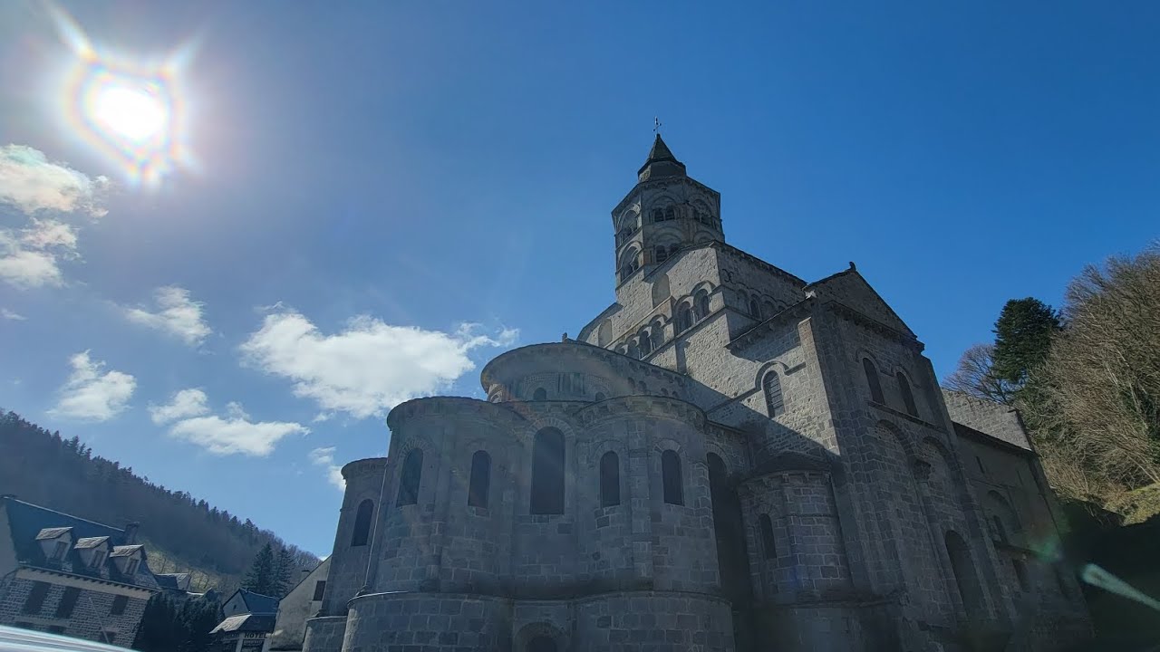 Basilique Notre Dame d'Orcival - Lumière Divine - Alchimie 💖💞