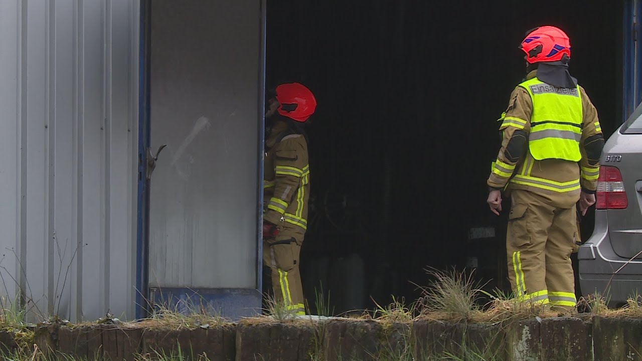 Koblenz AG: Feuer in Garagenbetrieb sorgt für starke Rauchentwicklung
