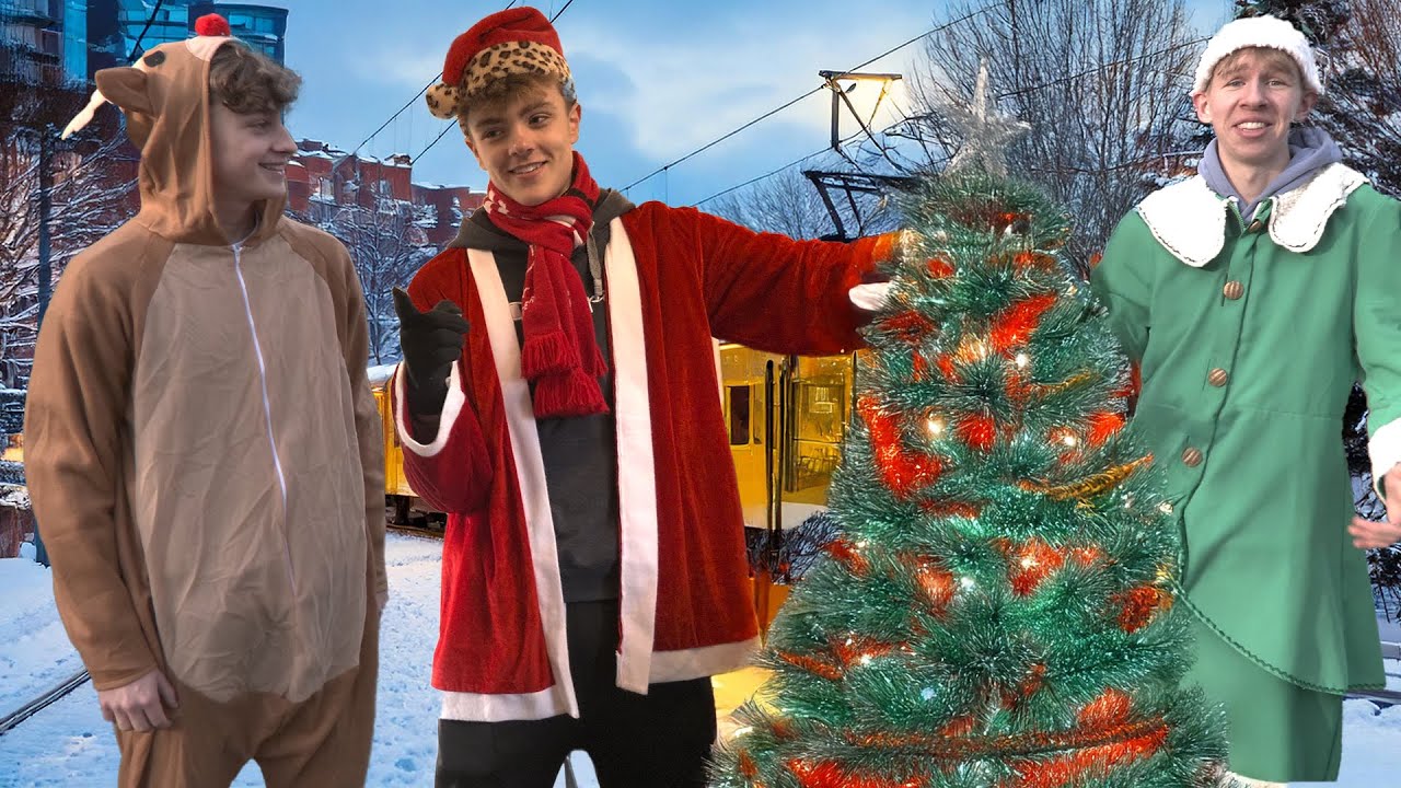 Met kerstboom door het OV