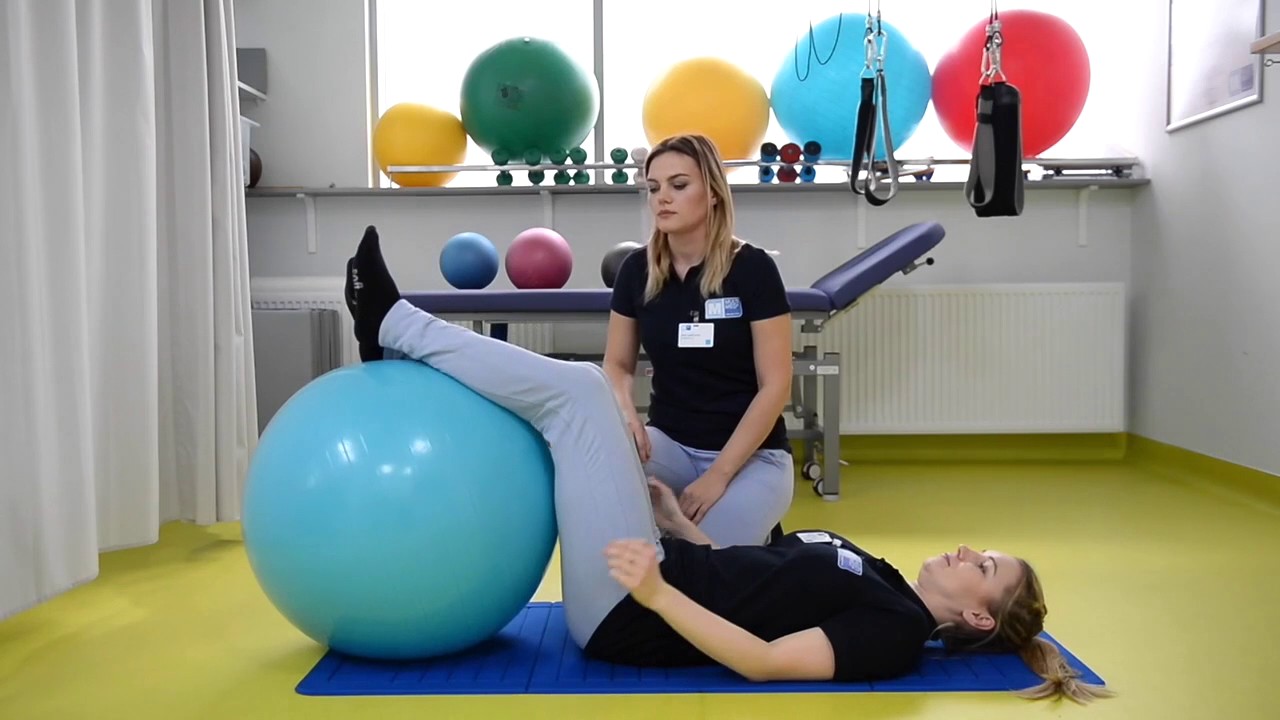 Ćwiczenia wzmacniające i rozciągające na ból kręgosłupa z użyciem piłki rehabilitacyjnej.