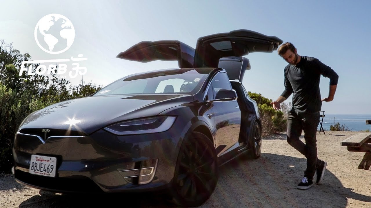 Молодой человек выбирает жизнь в Tesla с бесплатной энергией вместо высокой арендной платы