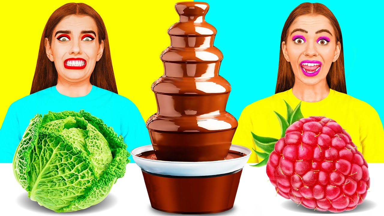 فتاة غنية مقابل فتاة فقيرة الشوكولاته فوندو التحدي | المأجورون المطبخ مضحك CRAFTooNS Challenge