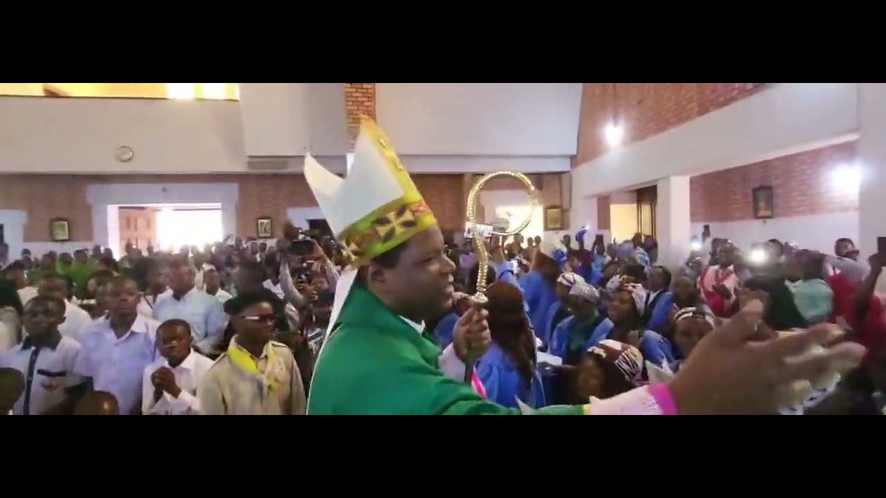 Nsayi Mgr André Giraud Pindi à la paroisse du sacré cœur de Mbanza -Ngungu 