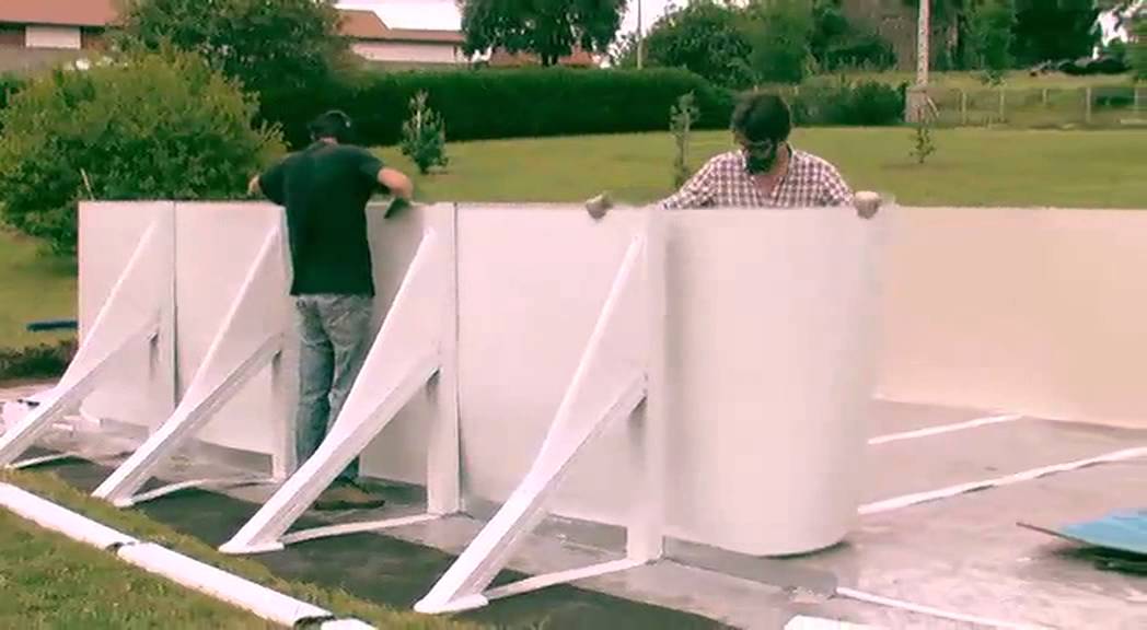 Installation d'une piscine hors sol Gre ovale avec jambes de force latérales