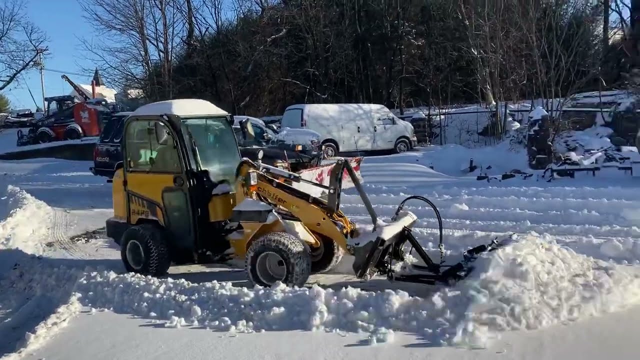 Schäffer 2428 SLT - Compact Loader Plowing Snow