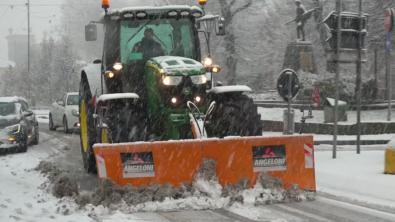 Maltempo, nevica copiosamente nel pavese: mezzi spazzaneve in azione a Bereguardo
