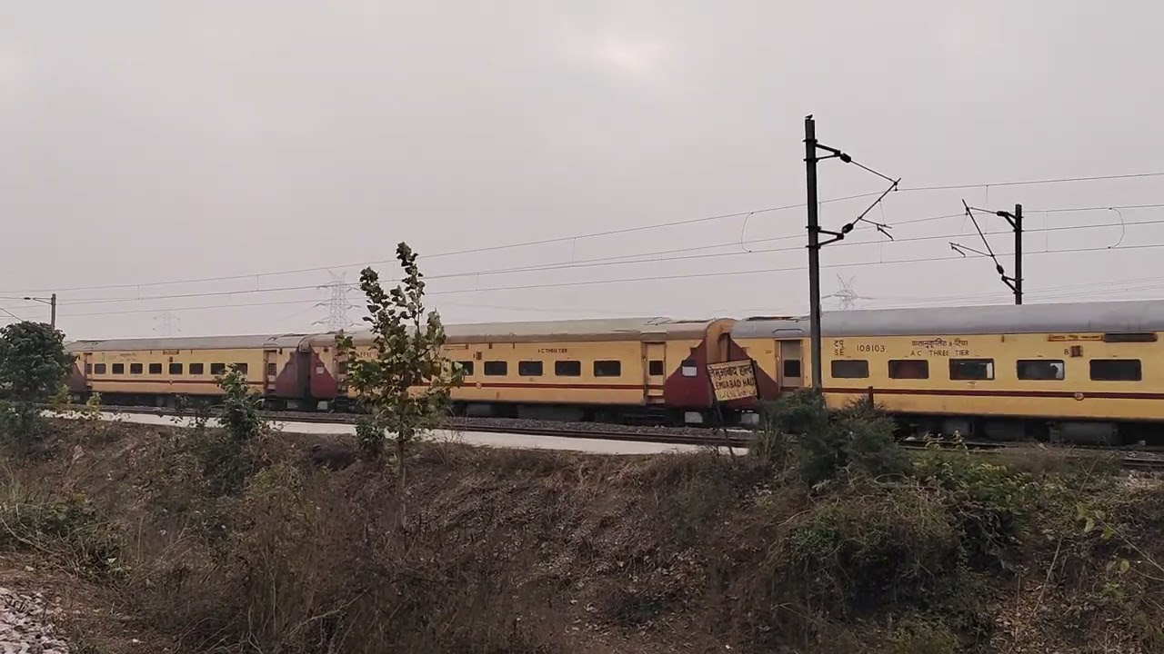 Saharsa Patna koshi express Crossing a halt like thunderstorm.