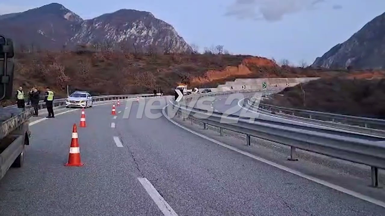 Aksident në aksin Morinë-Kukës, makina del nga rruga dhe përfundon në kanal