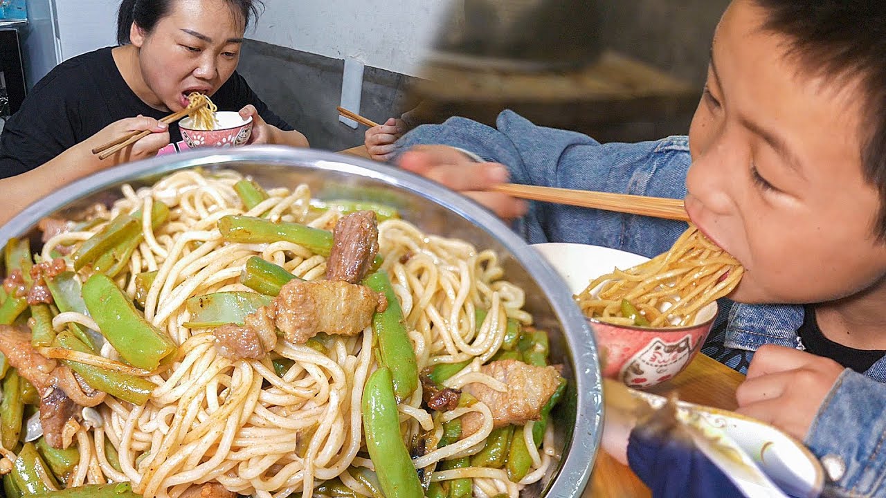 媳婦學做燜面，原來這麼好吃，寶寶吃面的樣子太逗人了 | Braised noodles, so delicious