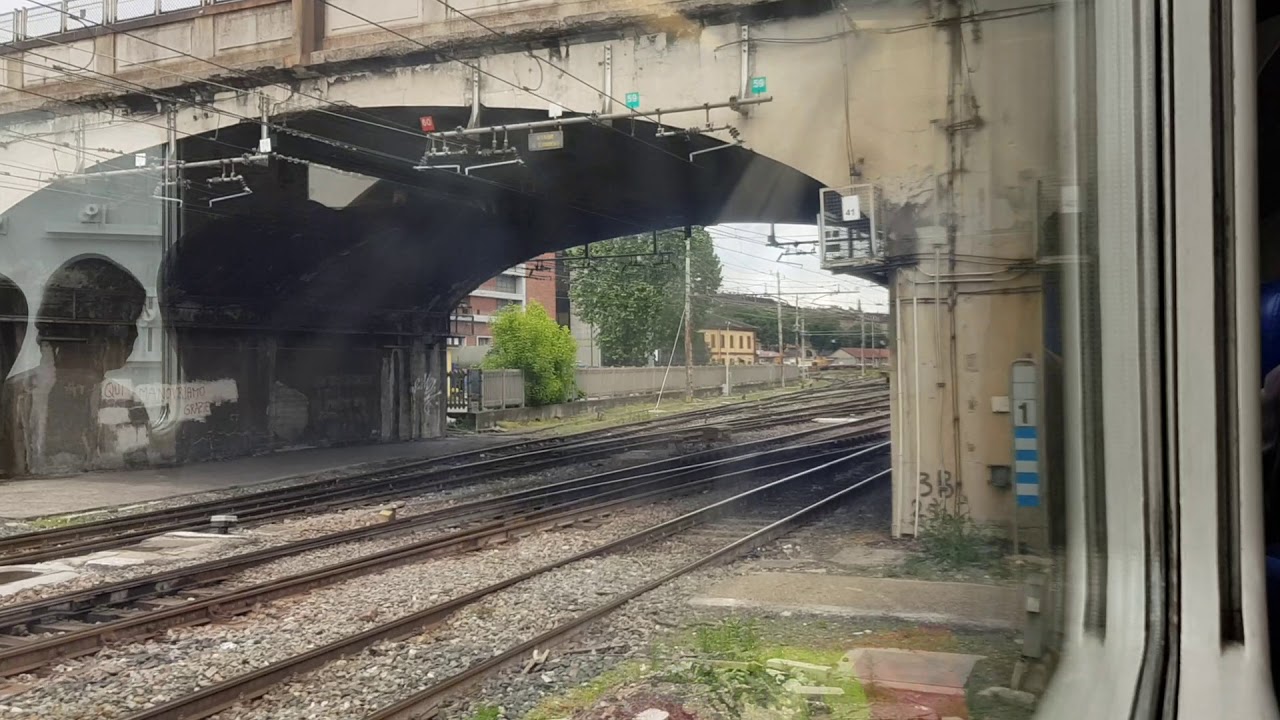Arrivo a Torino porta  nuova con Italo che parte