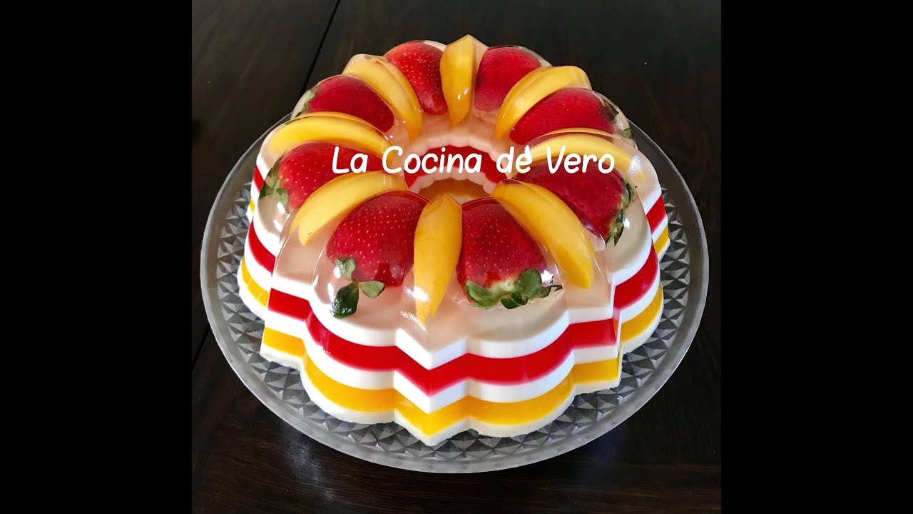 Gelatina combinada de frutas, queso crema en capas
