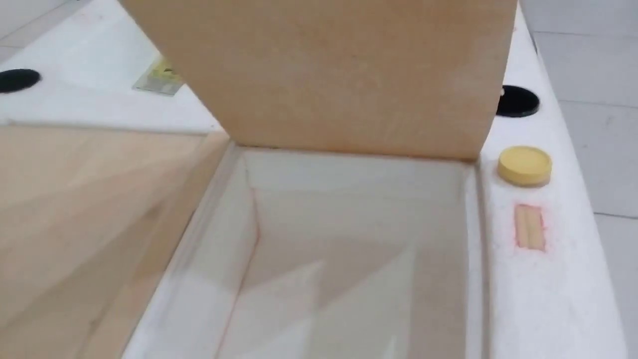 Caiaque caseiro de isopor e fibra.