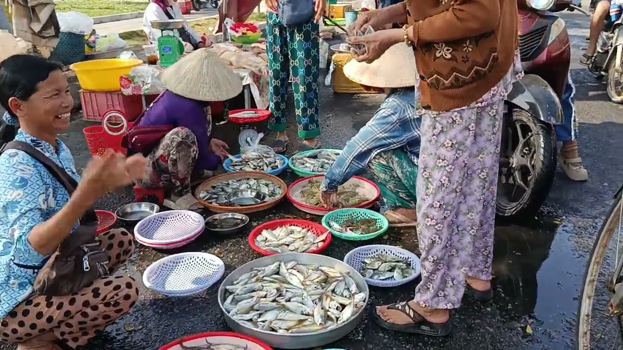 Khu thương mại chợ Hà Tiên ngày 27 Tết đông đúc người dân đi chợ