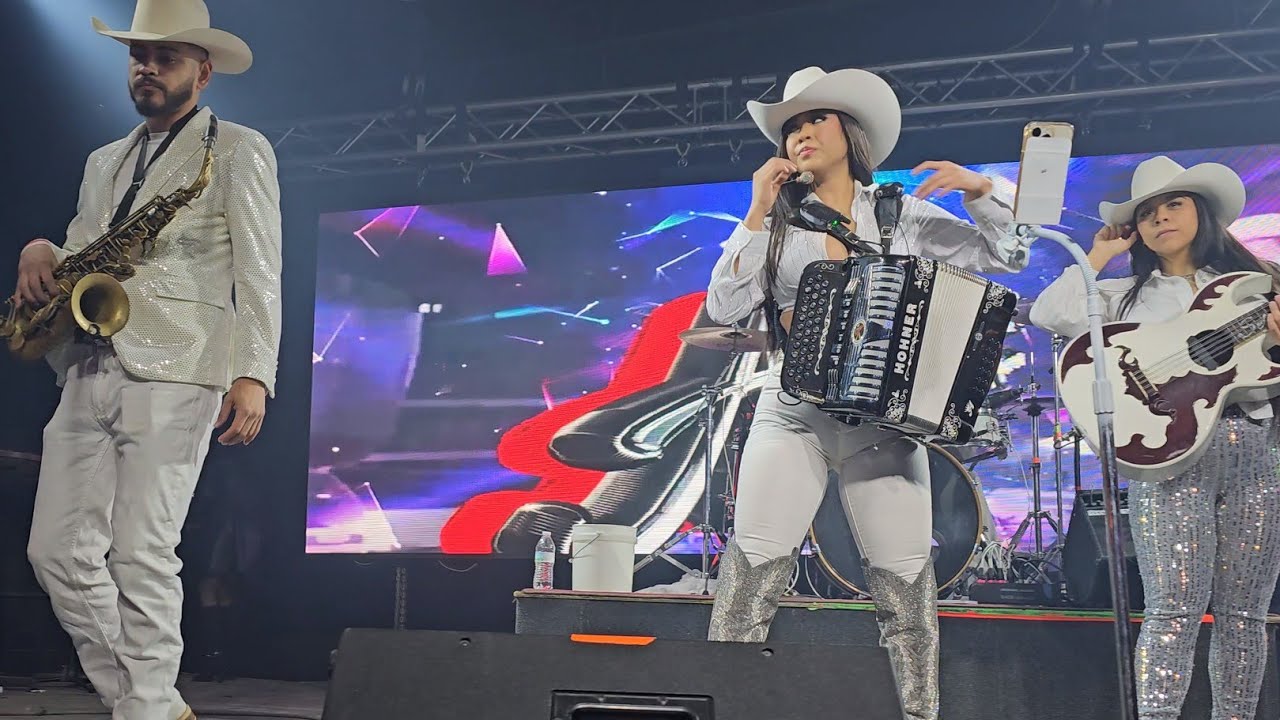 Hermosa Chica Tocando Musica Norteńa ( America Cuevas )