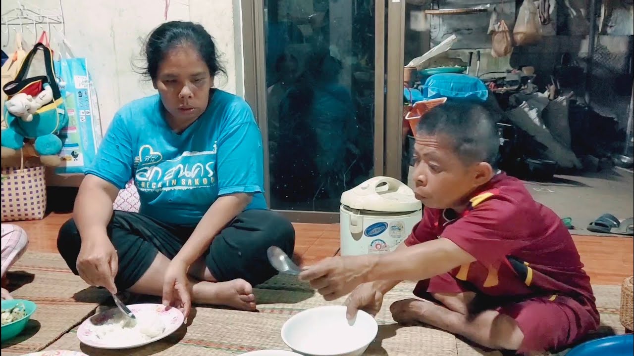 กินข้าวแลงบ้านอาวสูง พร้อมหน้าพร้อมตา พ่อเฒ่าแม่เฒ่า เมีย ลูกชาย หลานสาว