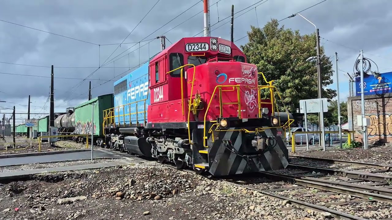 Fepasa D-2344 con un tren celuloso por Temuco al sur