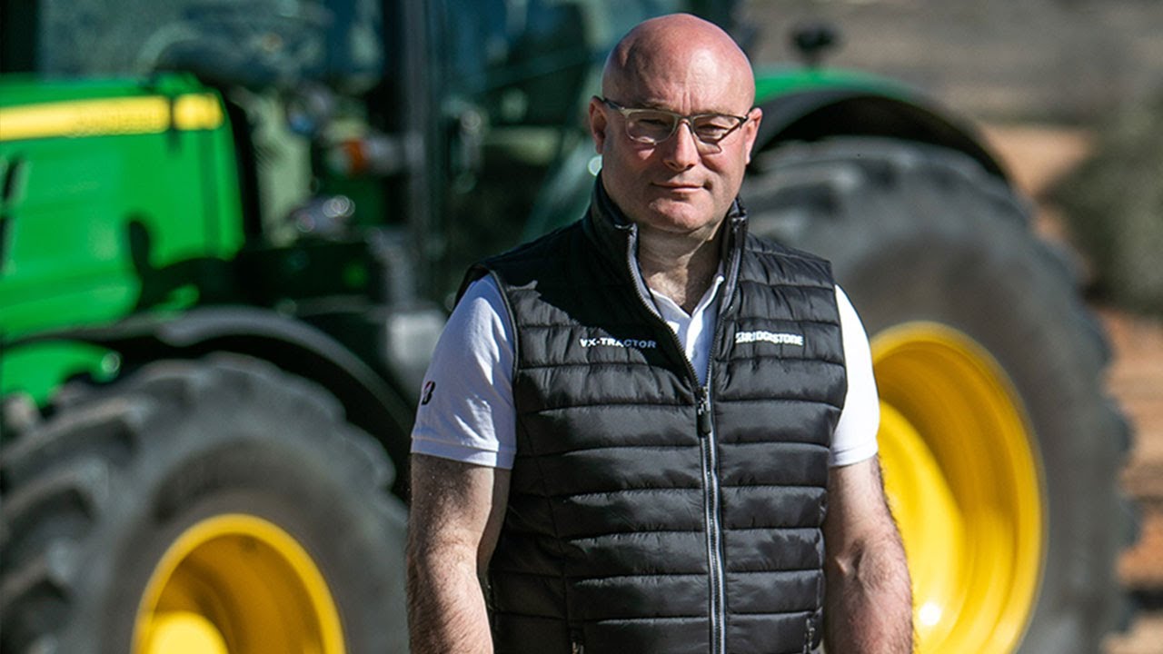 Supera tus expectativas en todo tipo de terrenos y aplicaciones con el neumático VX-TRACTOR [ES]
