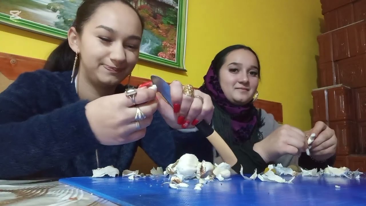 Fac usturoiul cu cumnată vreau să vă abonați pe canalul bria de la Strehaia să dați un like 😘
