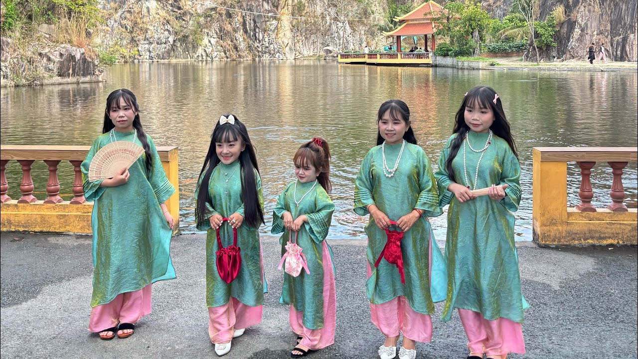 Huyền Hr&ecirc; c&ugrave;ng anh chị đi ăn trưa sau khi chụp ảnh tết v&agrave; được c&ocirc; chủ qu&aacute; chi&ecirc;u đ&atilde;i.