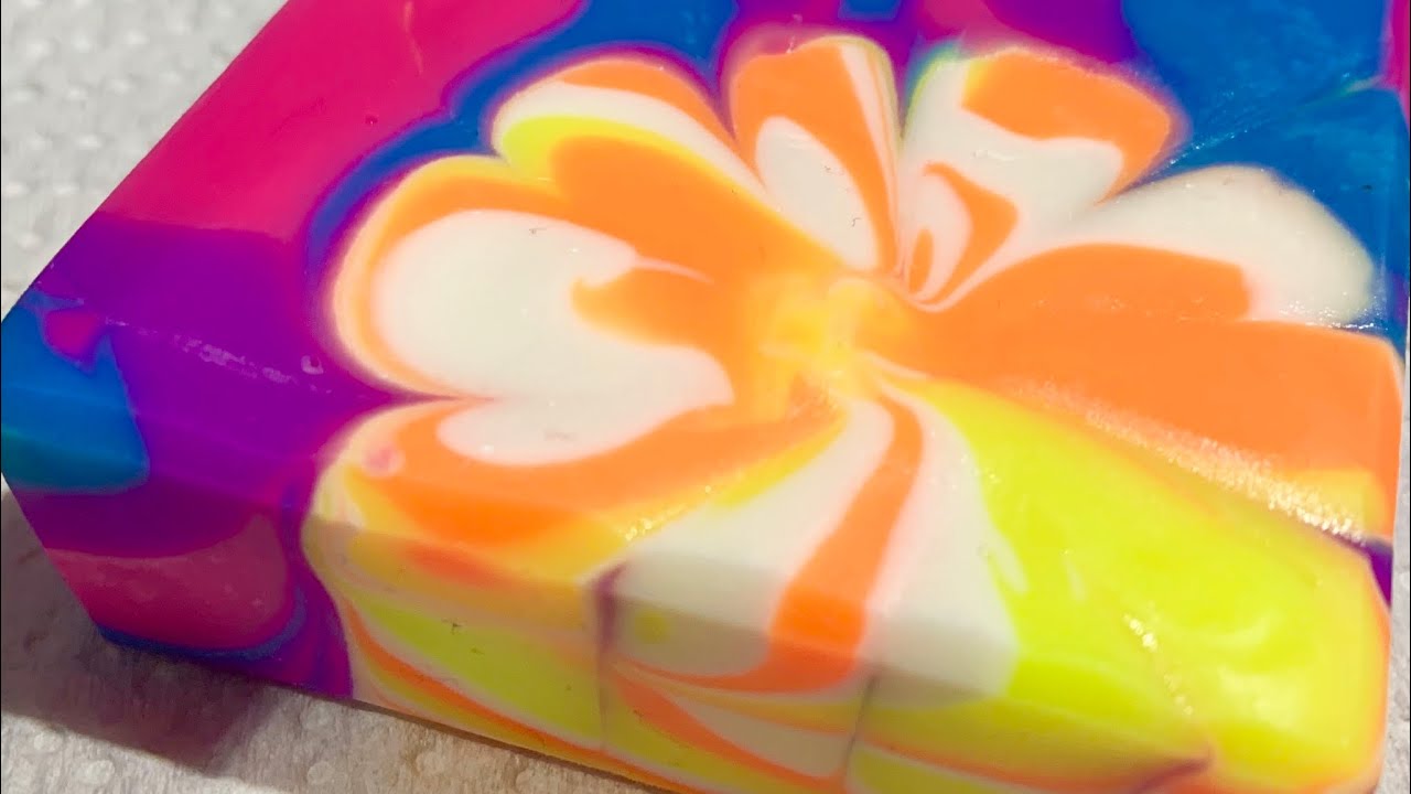 Cold process soap: Pipe divider swirl