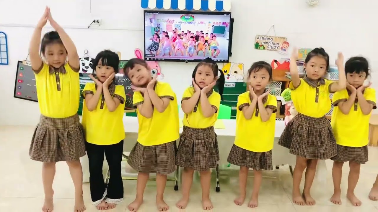 Vòng tay ba mẹ múa- 5B của tui