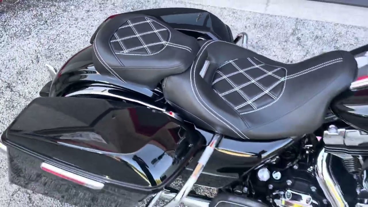 2009 Harley Davidson Road King Classic cholo style with fast air ride and center stand.