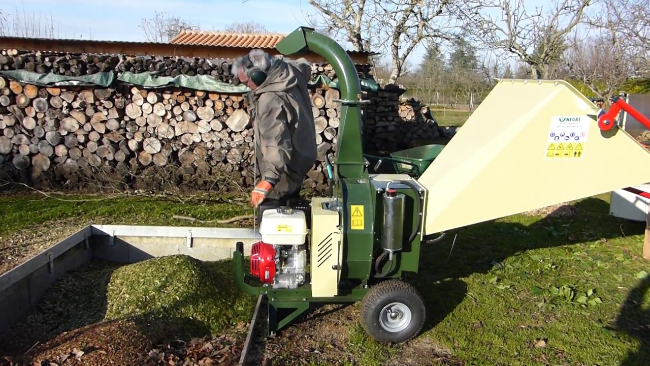 Broyeur de branches Négri R185 .en phase de broyage