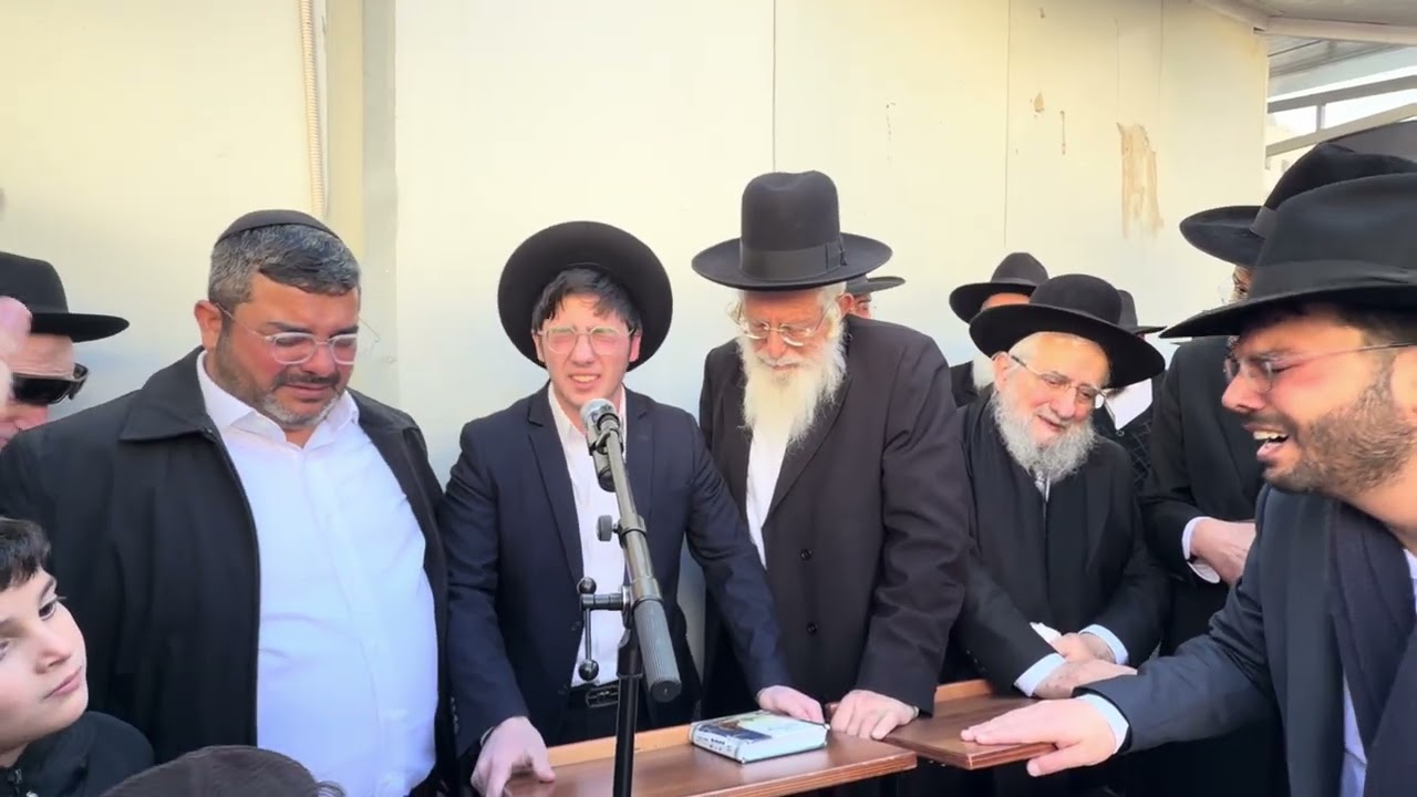 הבחור יניק וחכים הבן שלמה נ״י  מספיד  בהלווית  את אביו הרב אריה לוי זצ״ל כח טבת התשפ״ו