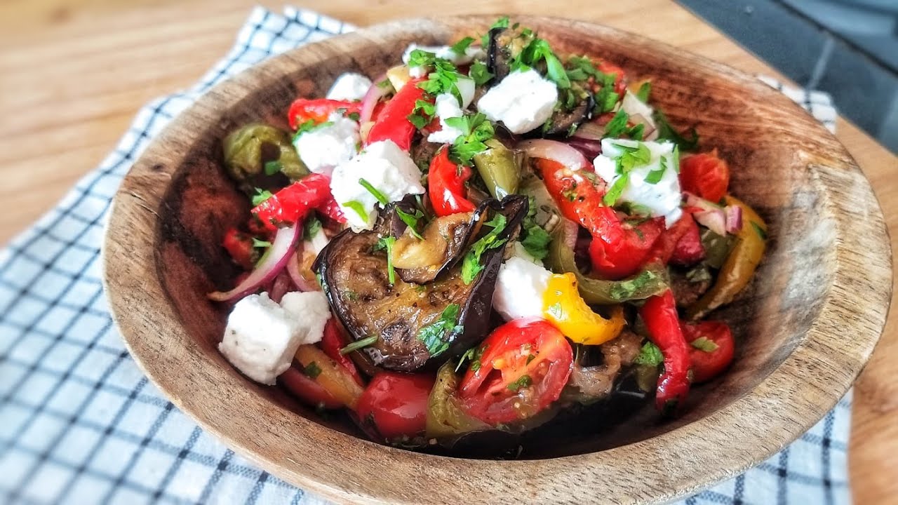 Cette salade de tomates, d'aubergines et de poivrons est tellement délicieuse!