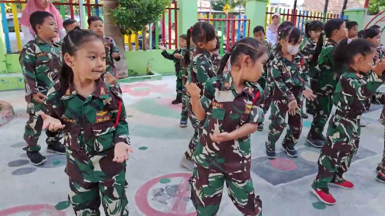Tari Gugur Gunung TK Kartika IV-21